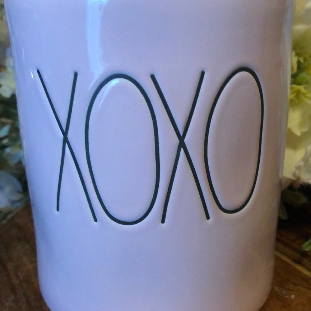 Rae Dunn “XOXO” pink canister with lid - Picture 2 of 6